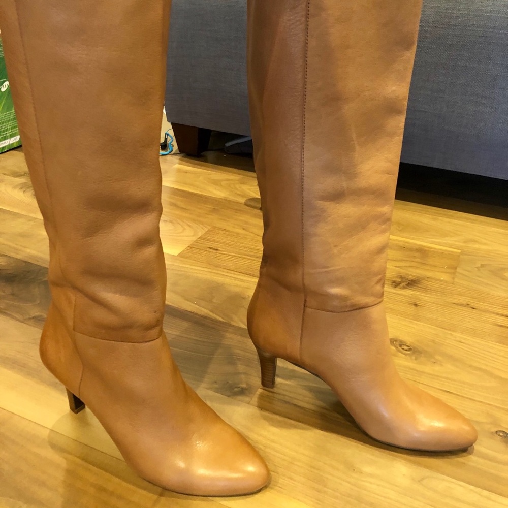 NWOT - Banana Republic Camel pull on heeled boots